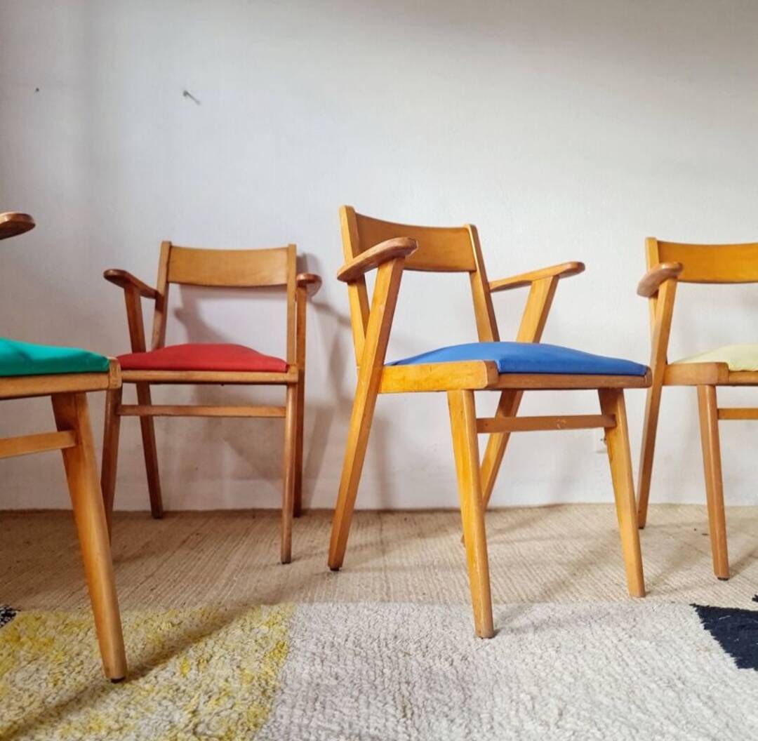 Serie de chaises accoudoirs années 50 assises colorées
