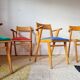 Serie de chaises accoudoirs années 50 assises colorées