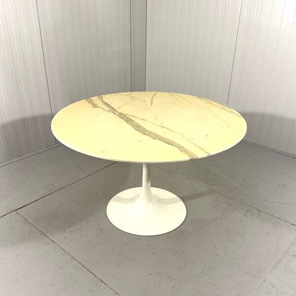 Table à manger ronde en marbre avec pied tulipe des années 1960.