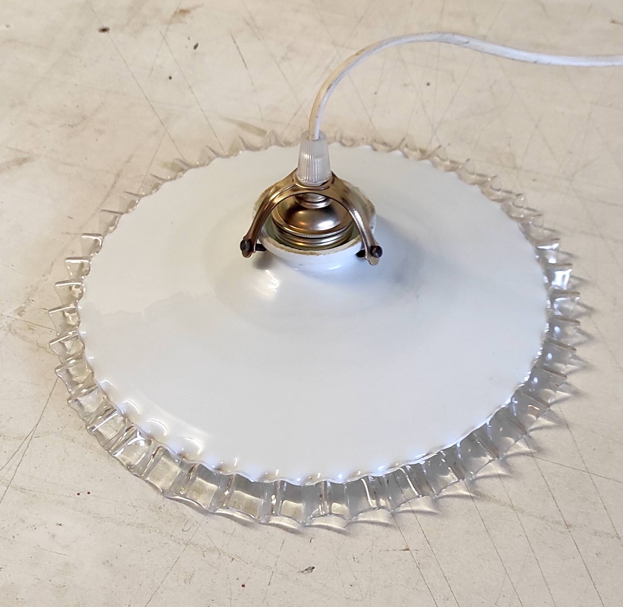 Pleated opaline lampshade with its fitting and E27 socket - mid 20th century.