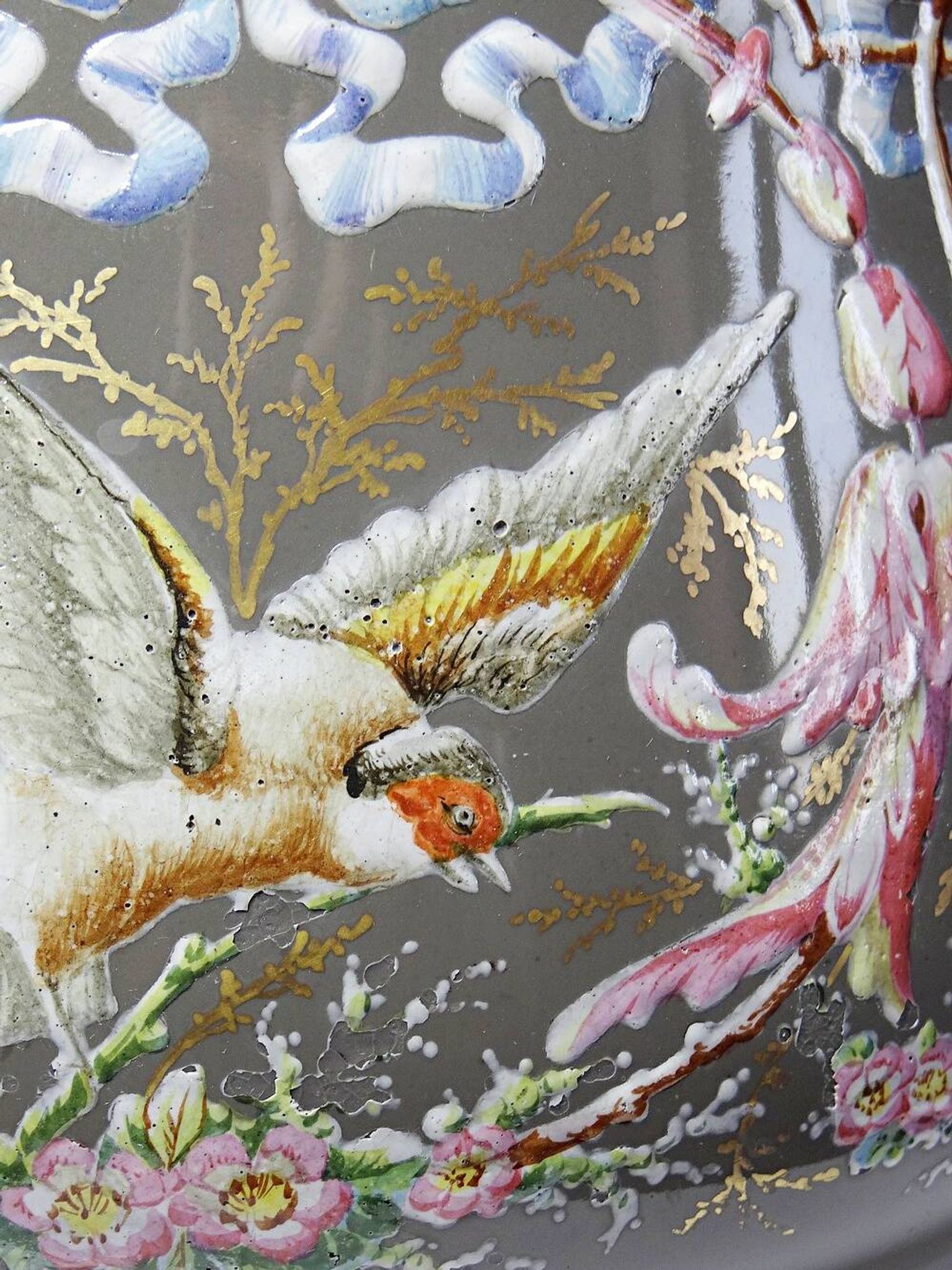 Grand cache-pot ancien en porcelaine émaillée, décor rocaille à l’oiseau, XIXe