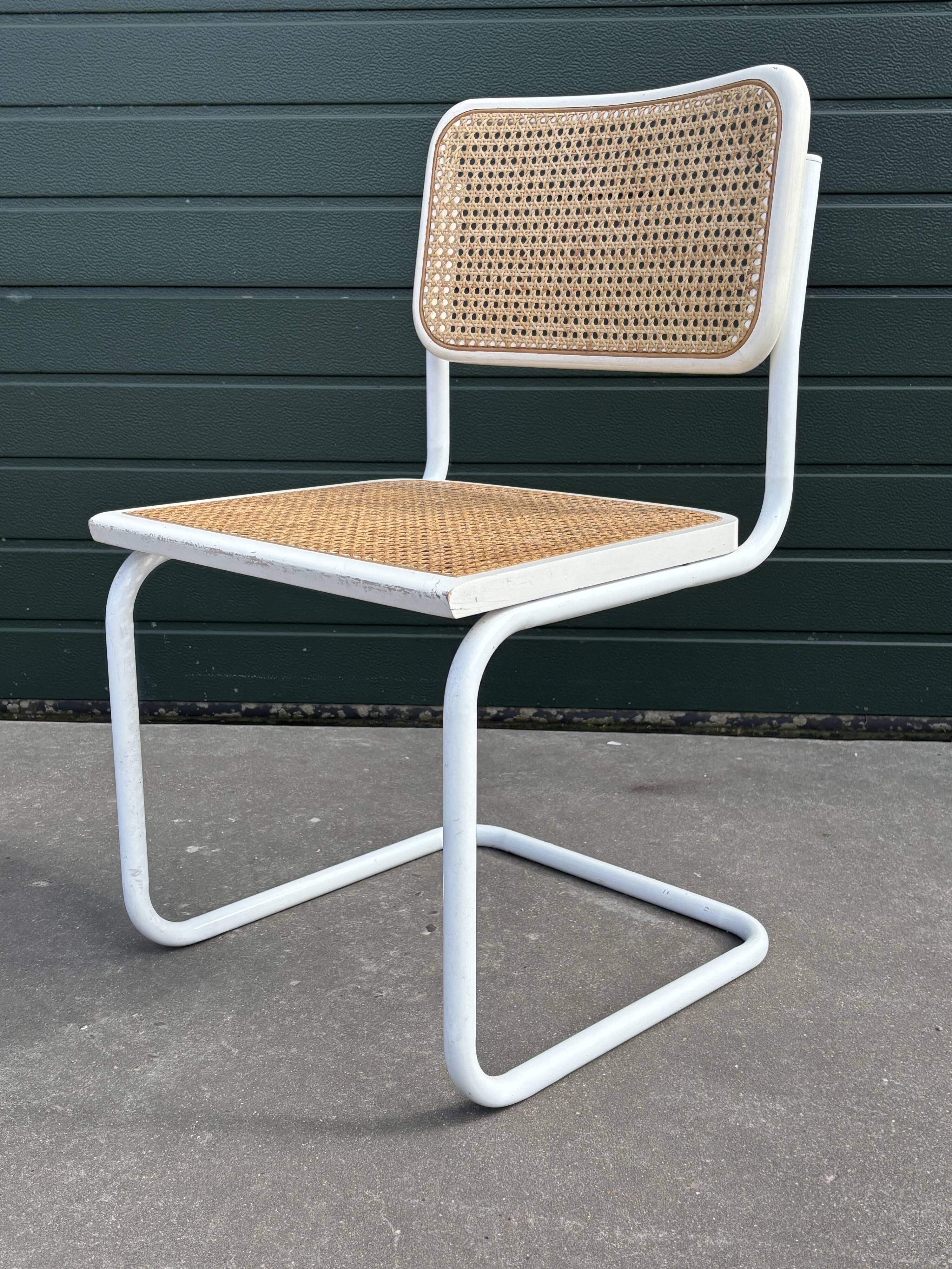 Set of 4 Cesca b32 model chairs in white dining chair