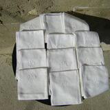Tablecloth and its twelve old towels