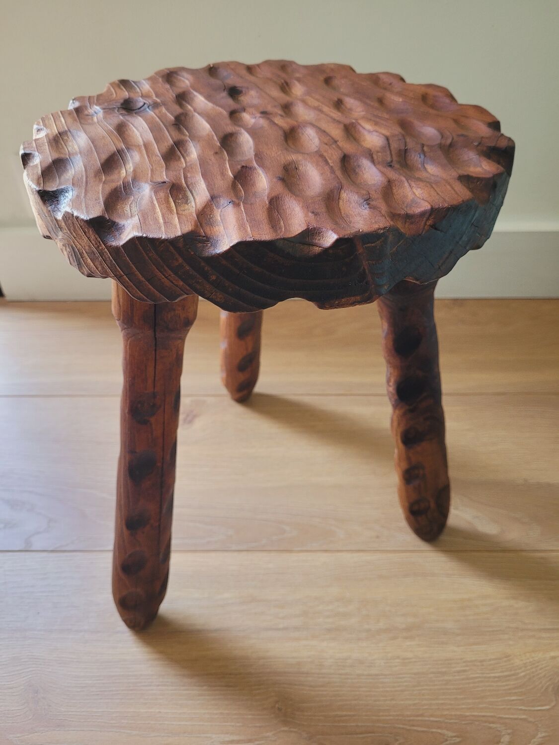 Tabouret tripode brutaliste