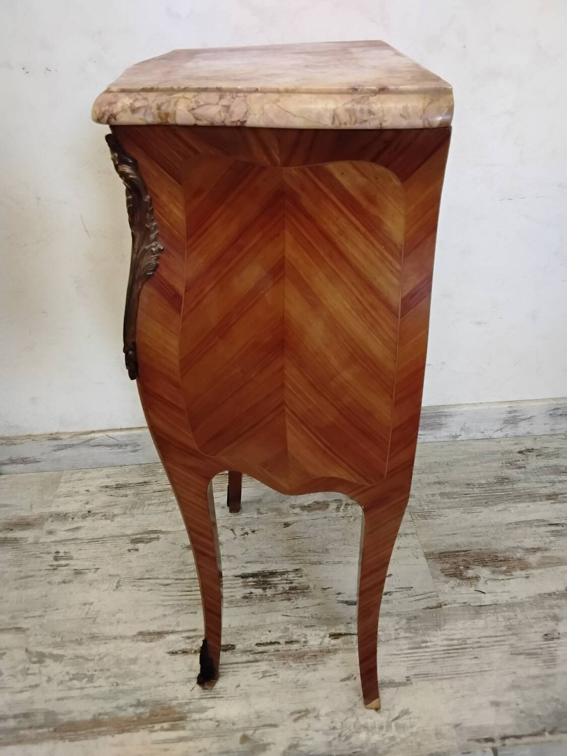 Chevet, meuble d’appoint en bois et marbre