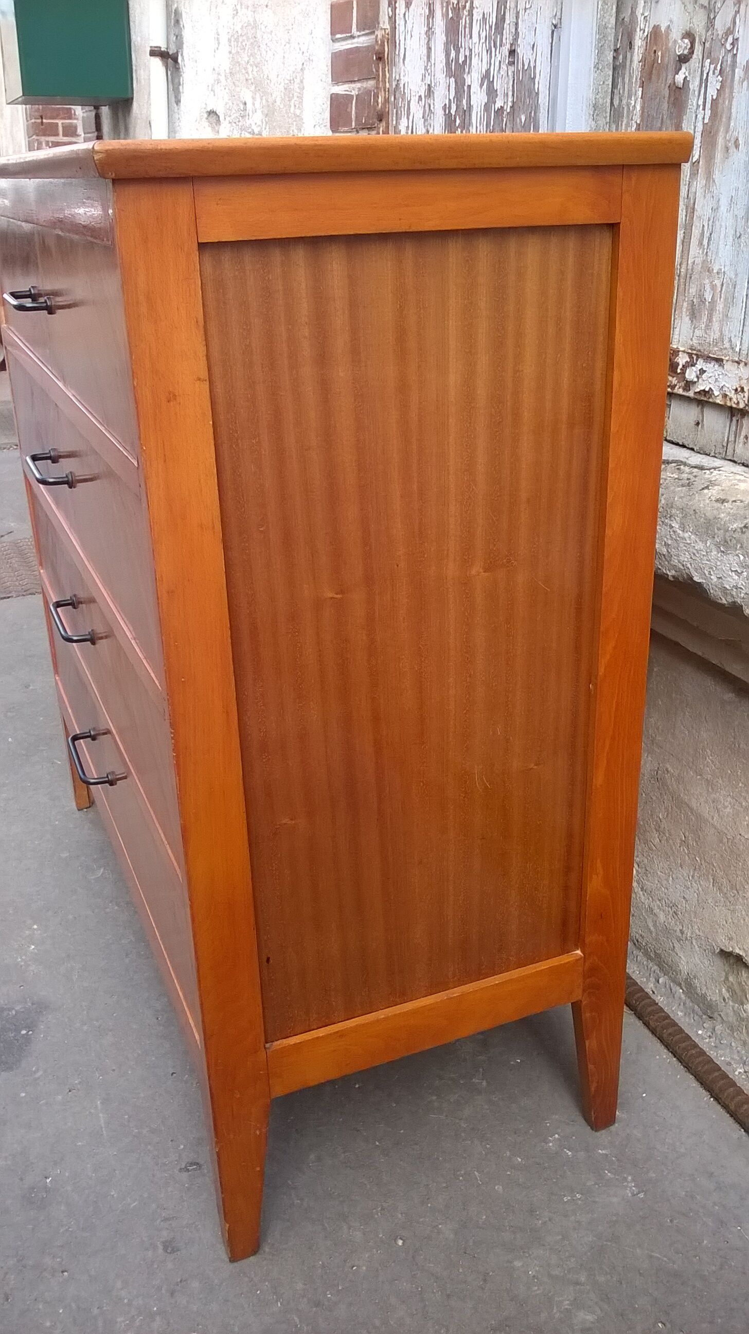 Dresser years 60