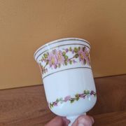 Verre sur pied en forme de calice en opaline blanche et décor de fleurs