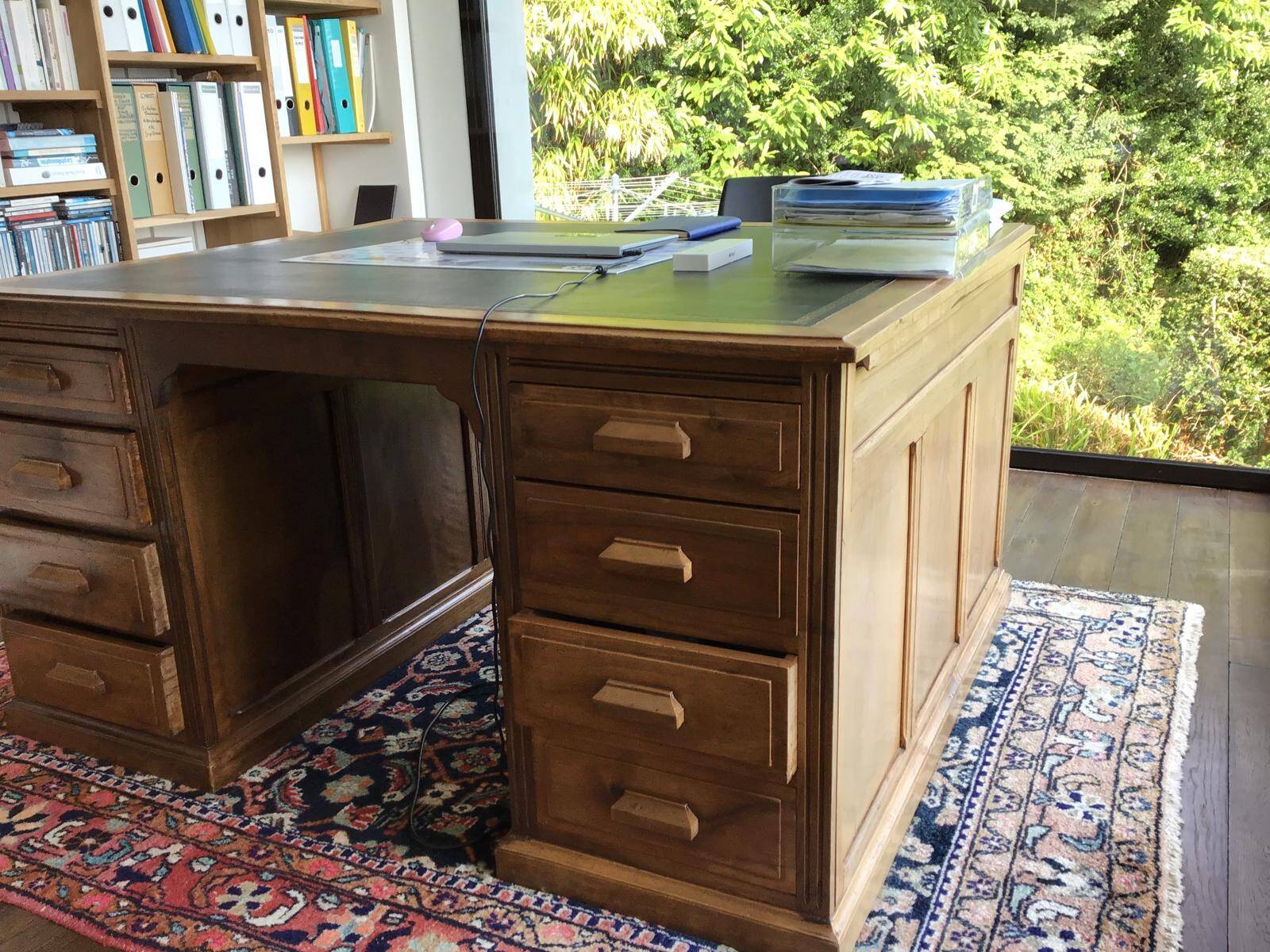 Large desk with a double finish on the banks of the Seine 20 years ago.