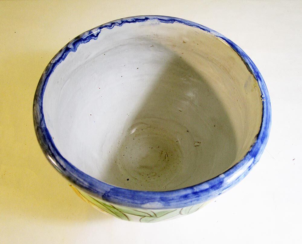 Ceramic pot cover with fruit