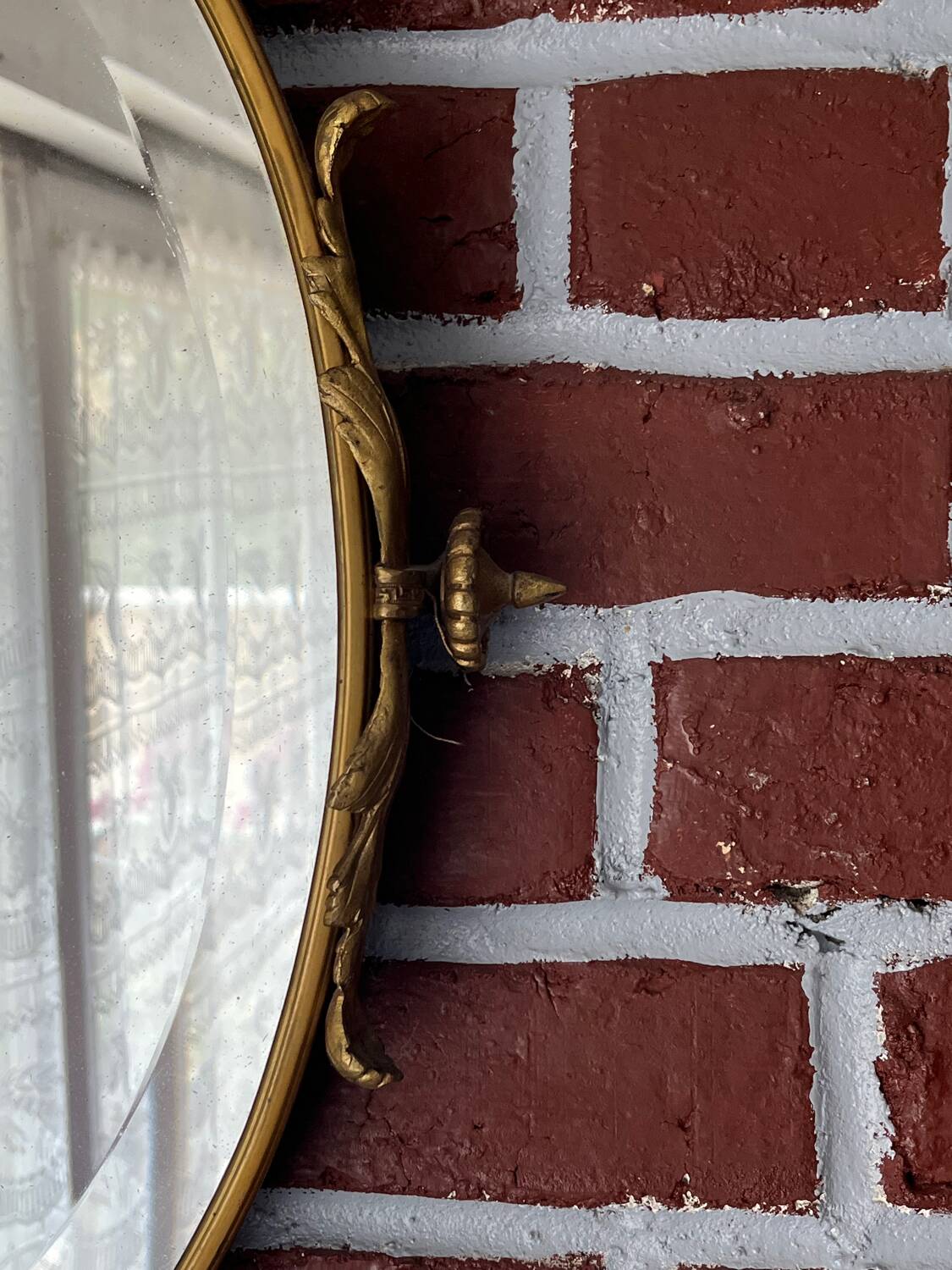 Beveled oval mirror in gilded bronze