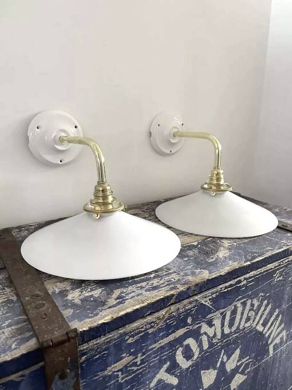Paire d’appliques murales en opaline blanche