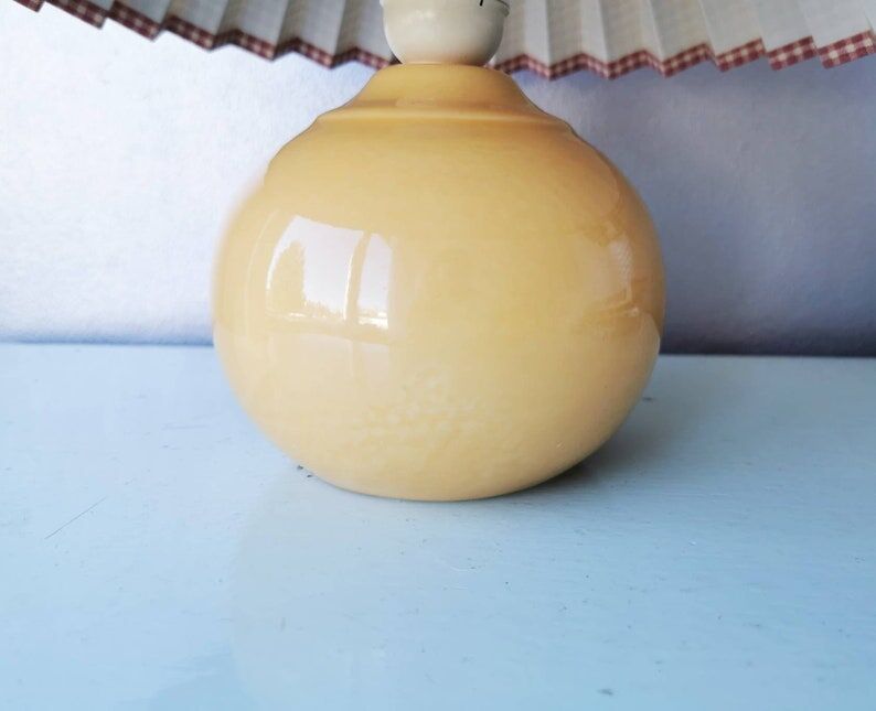 Vintage ceramic table lamp with pleated hood in 80s fabric