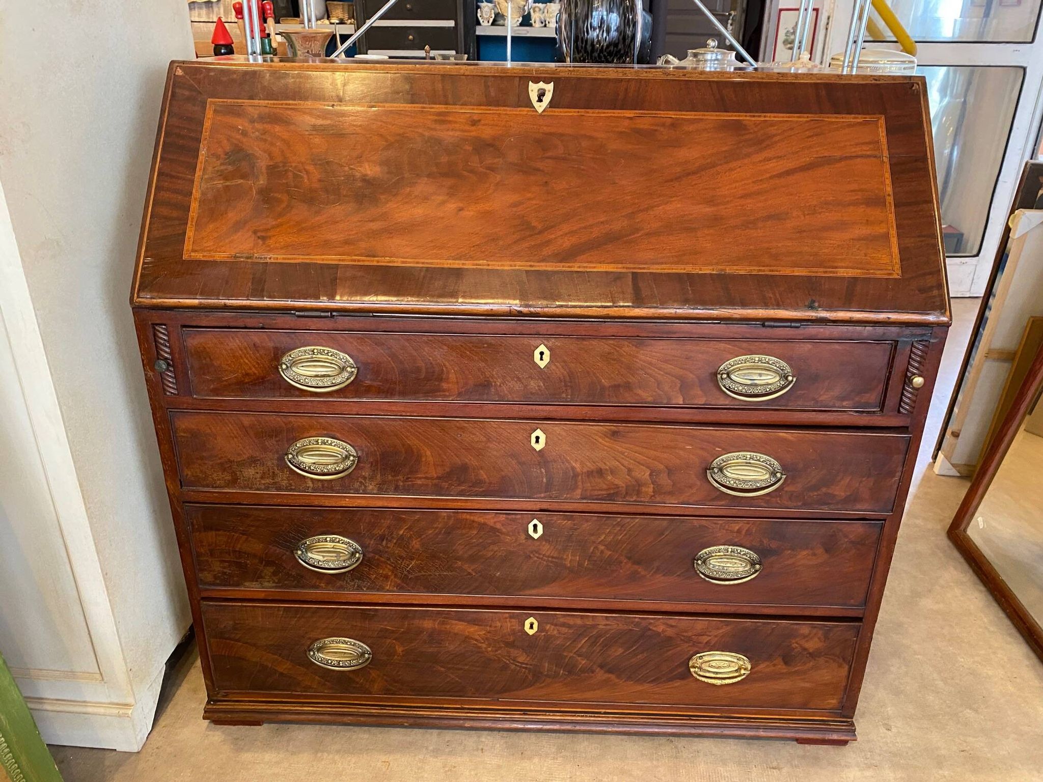Bureau scriban anglais xixeme acajou avec tiroirs ferrures bronze boutons en os