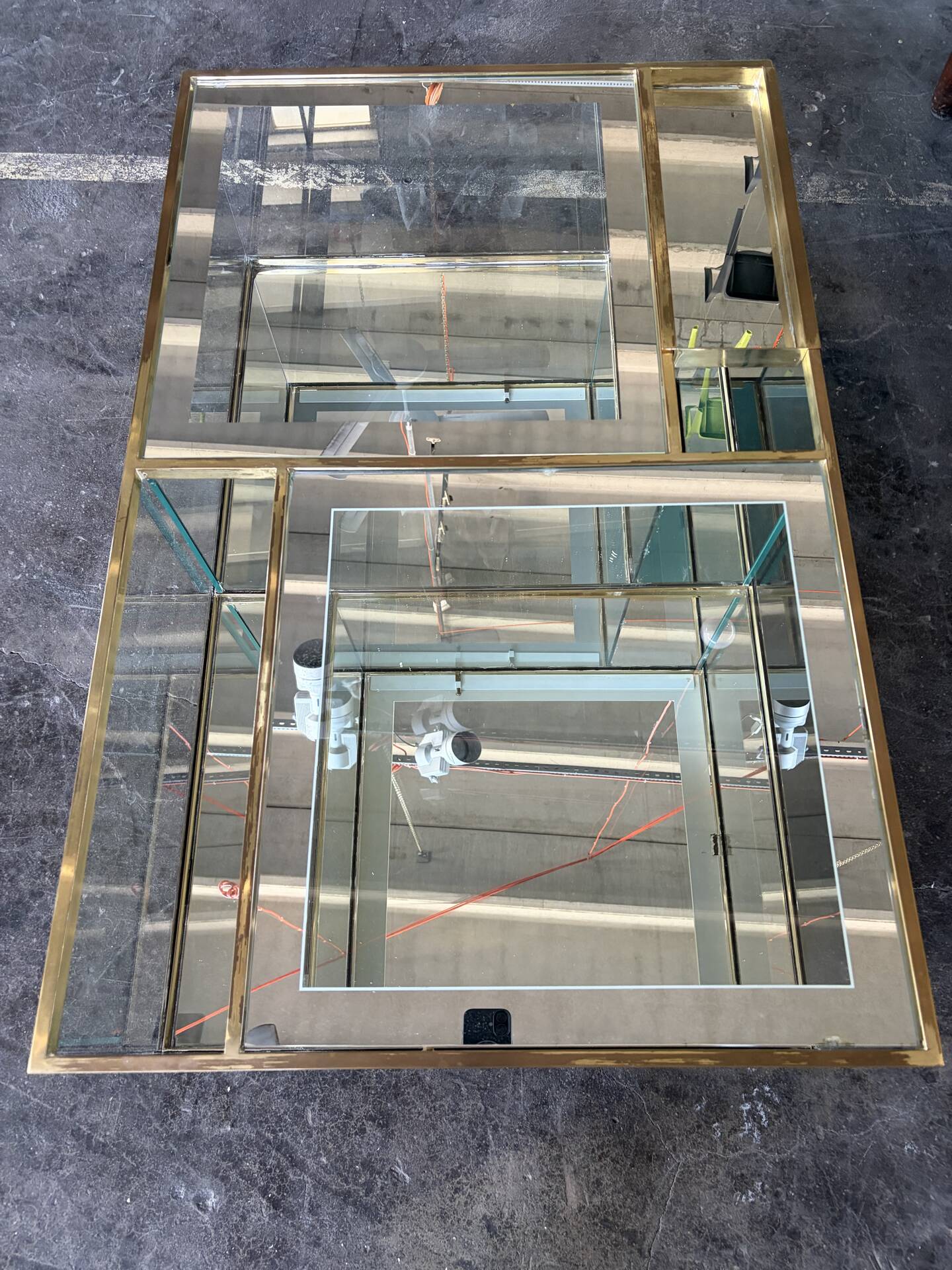 Table basse en cristal italien avec des détails en laiton et bar kart.