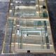 Table basse en cristal italien avec des détails en laiton et bar kart.