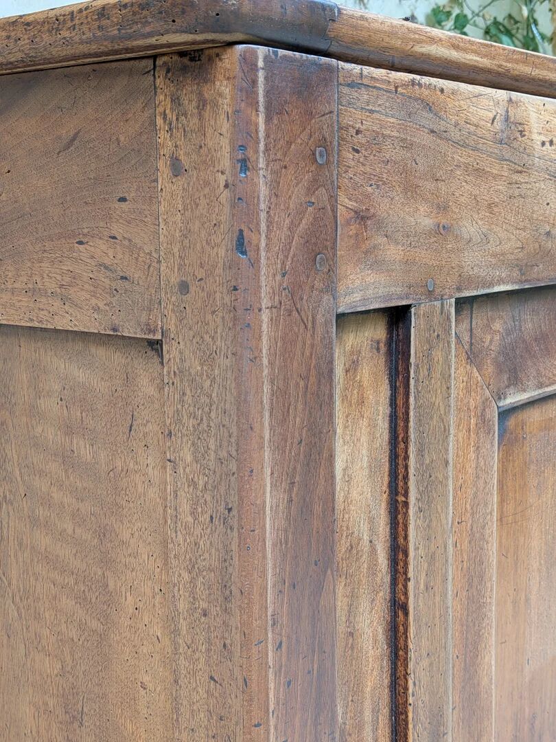 Buffet bas en bois massif sur roulettes – style industriel & campagne