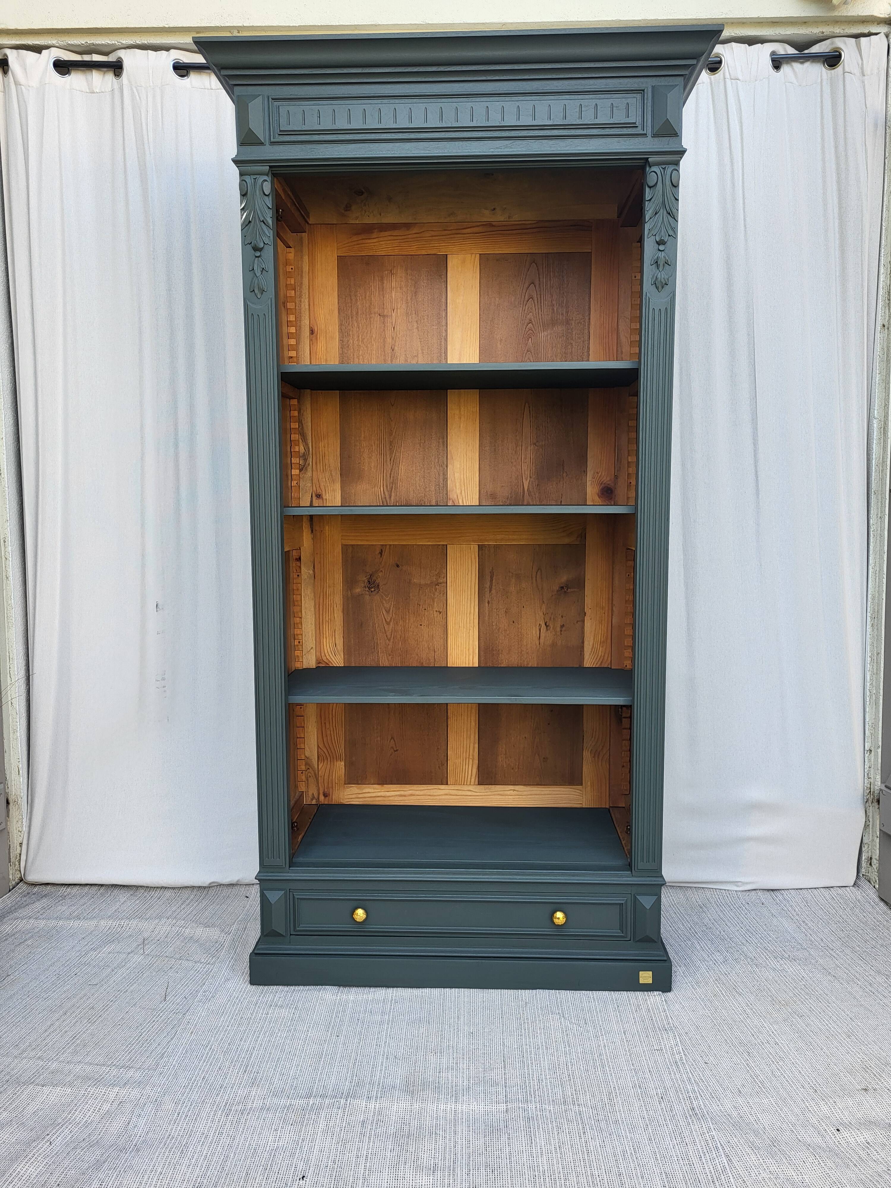 Bookcase / Shelf
