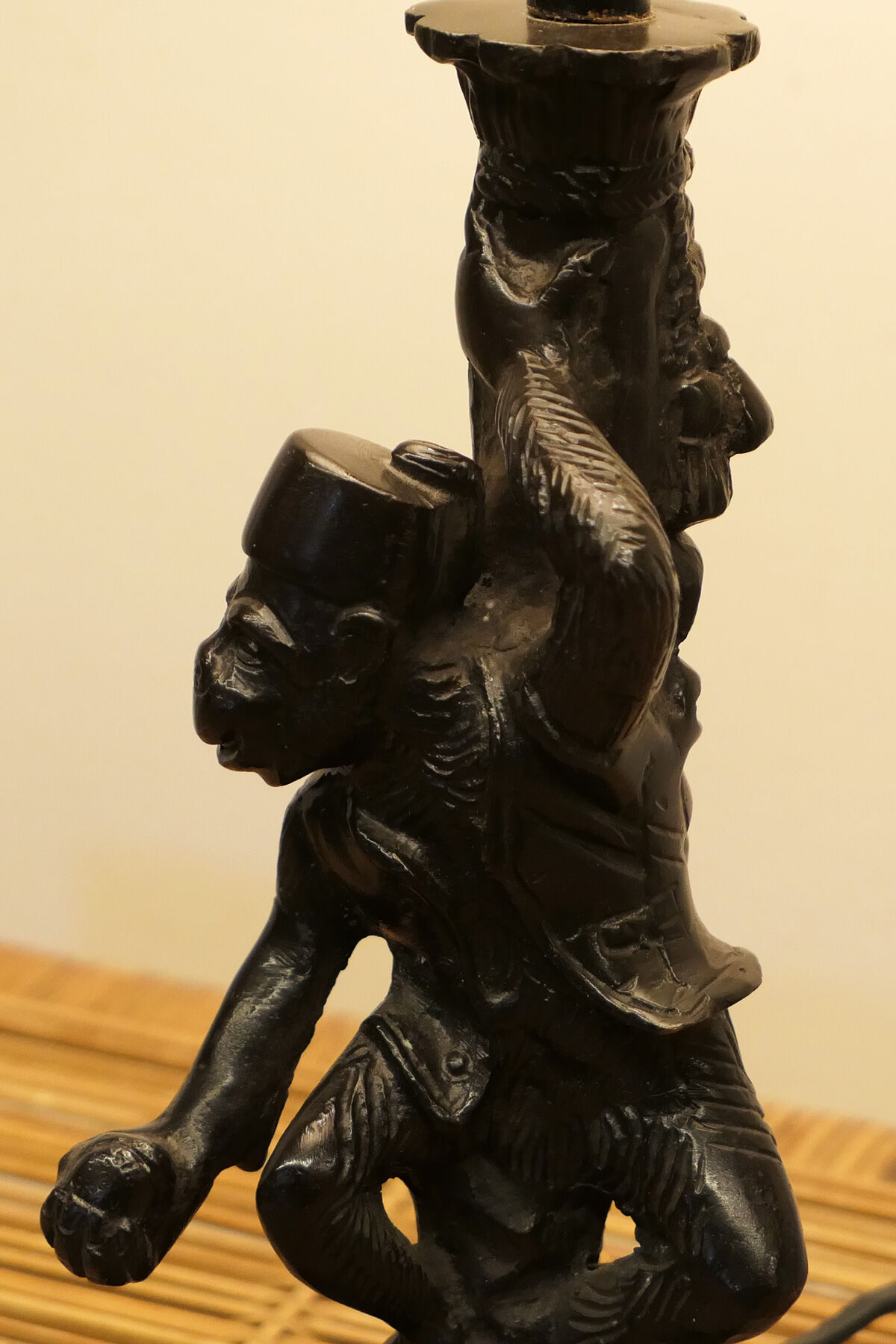 Lamp monkey learned juggler in patinated bronze