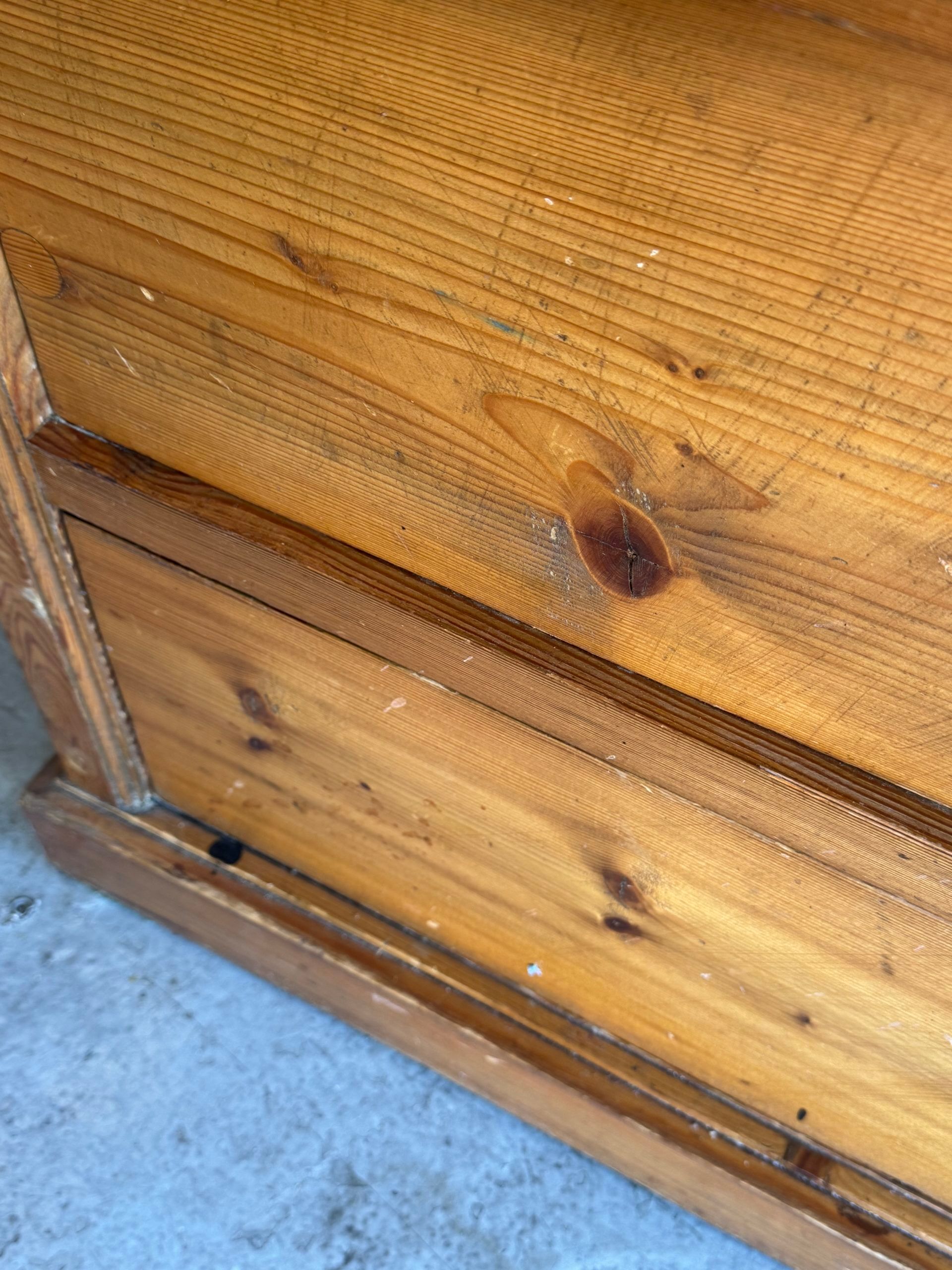 Wooden chest of drawers