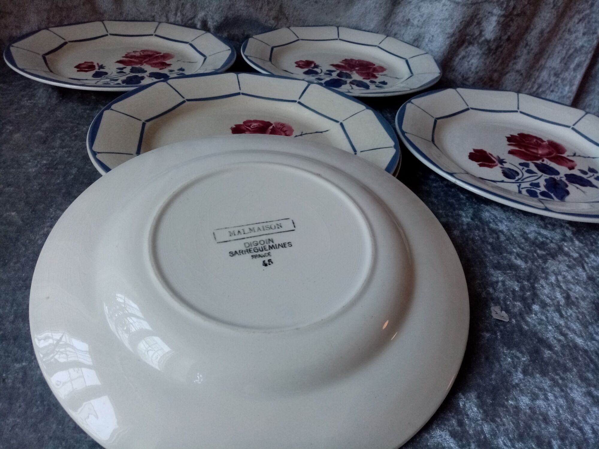 Series of 6 plates flat decor of roses, model malmaison, digoin sarreguemines
