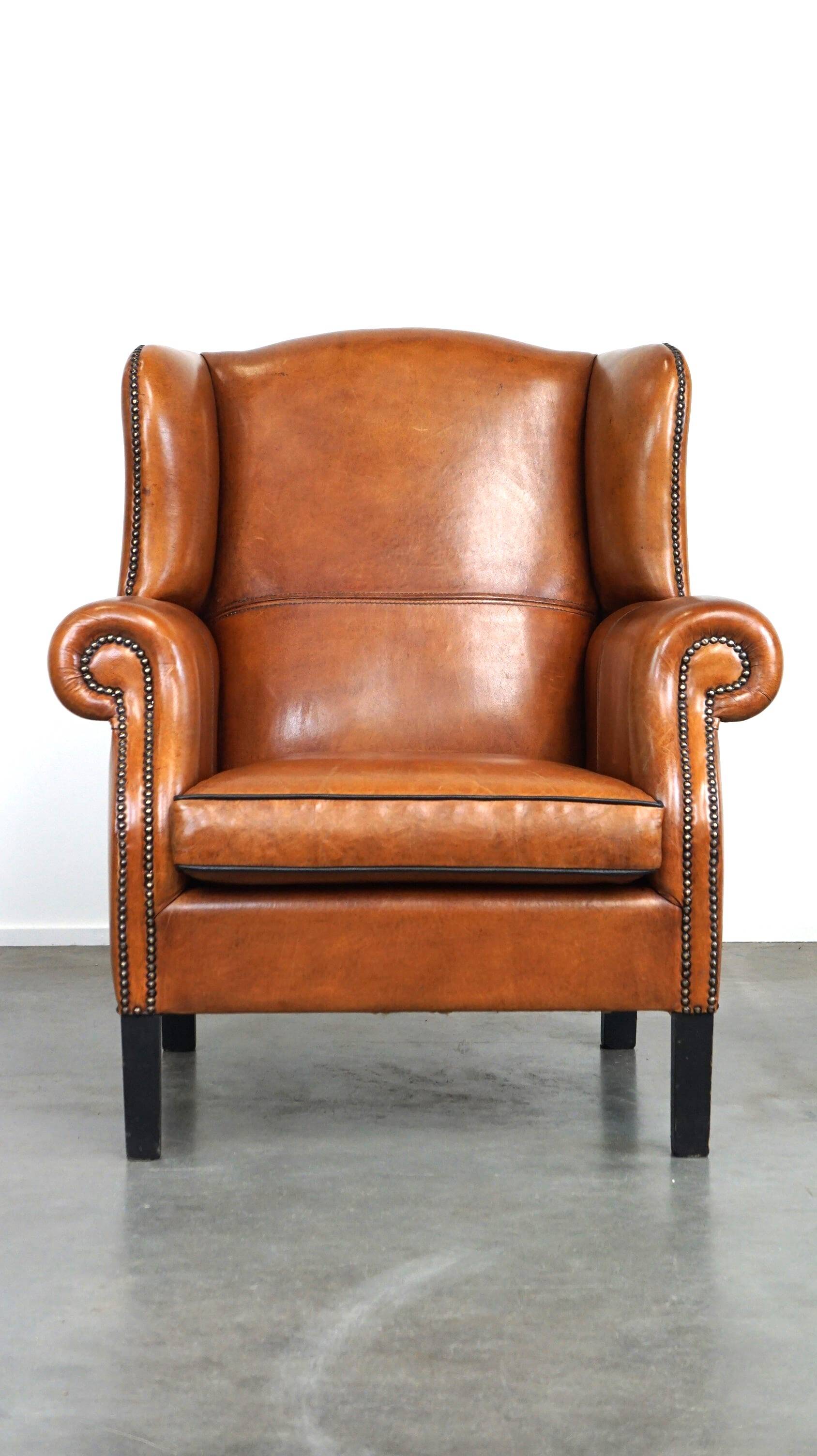 Très beau fauteuil à oreilles en cuir de mouton avec des détails époustouflants