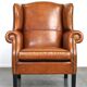 Très beau fauteuil à oreilles en cuir de mouton avec des détails époustouflants