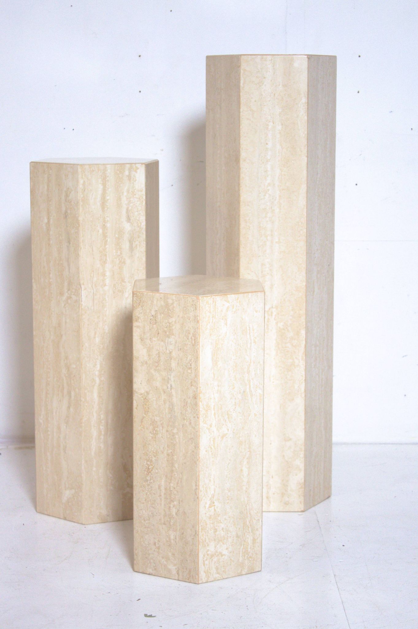 Ensemble de 3 colonnes ou piédestaux hexagonaux en travertin années 70