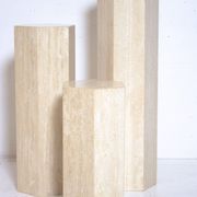 Ensemble de 3 colonnes ou piédestaux hexagonaux en travertin années 70