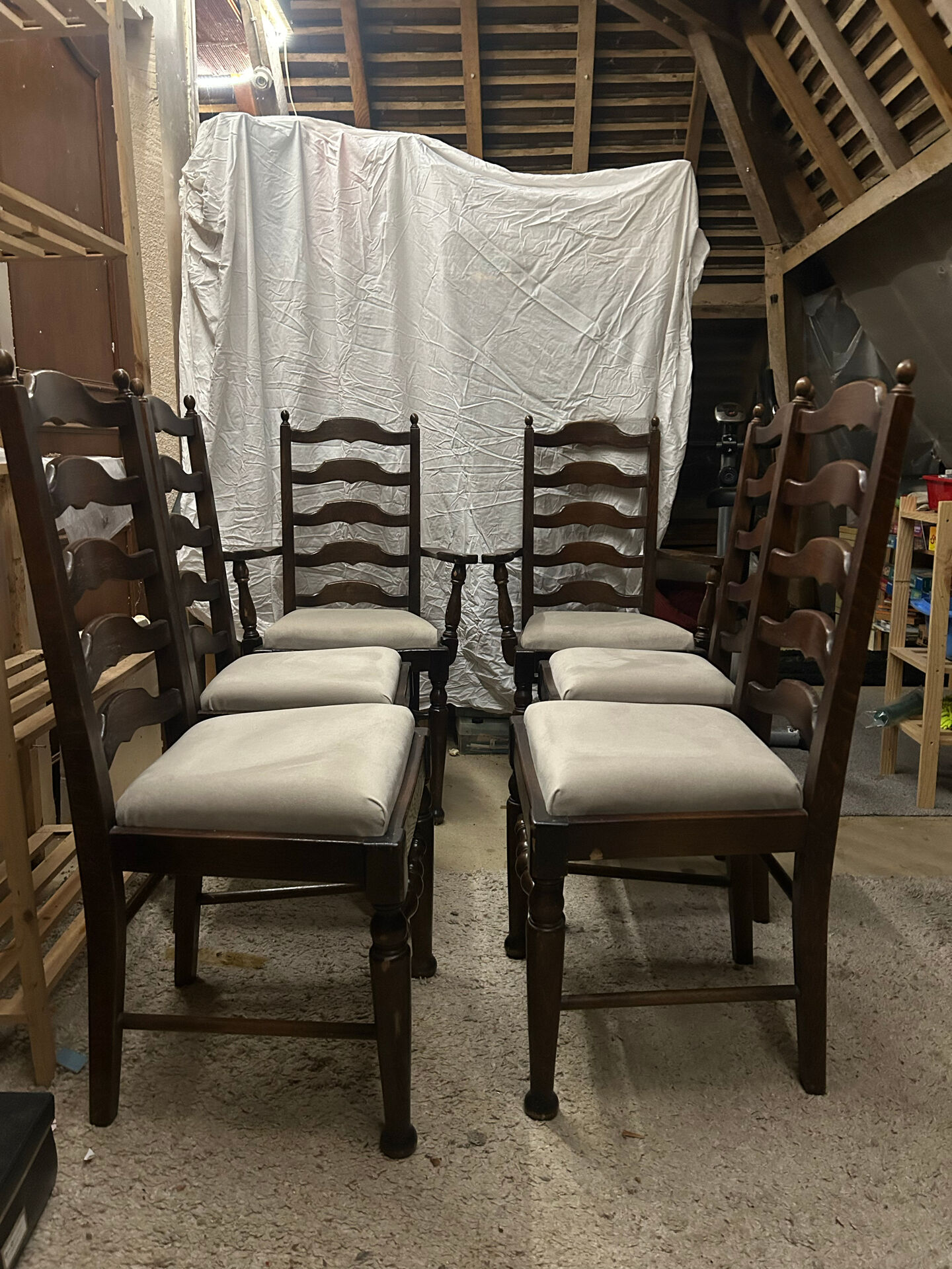 Ensemble de 6 chaises de salle à manger en chêne ancien rembourrées, comprenant 2 fauteuils.