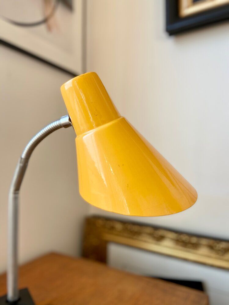 Articulated desk lamp