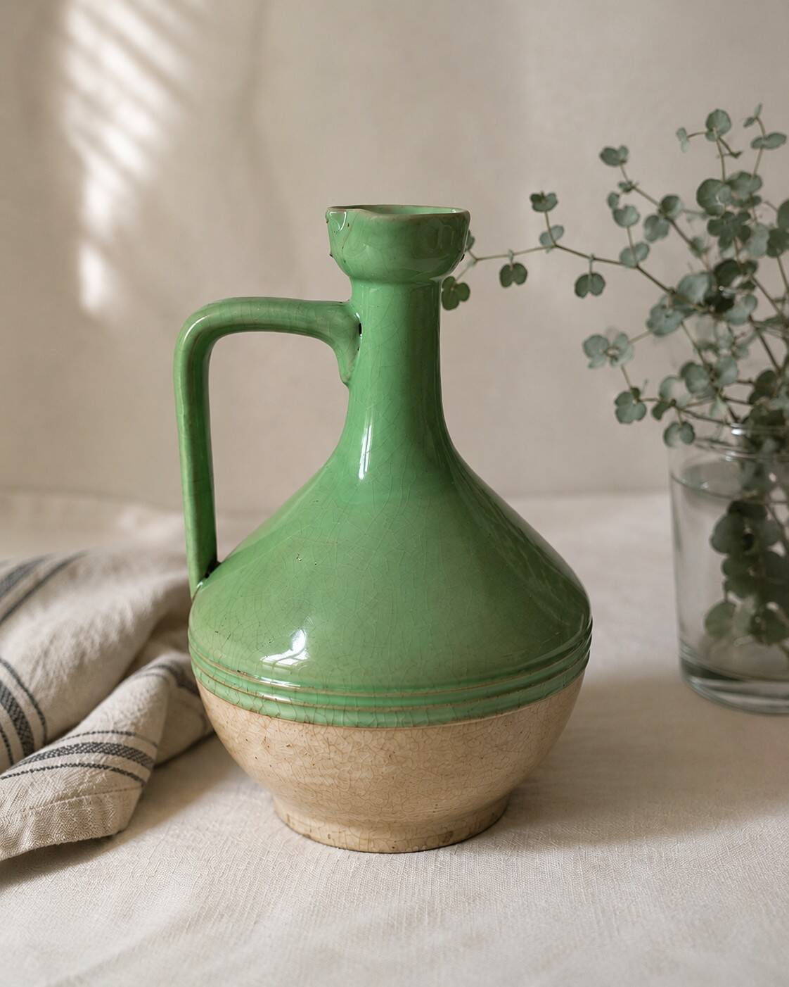 Cruche en terre vernissée verte artisanale vintage