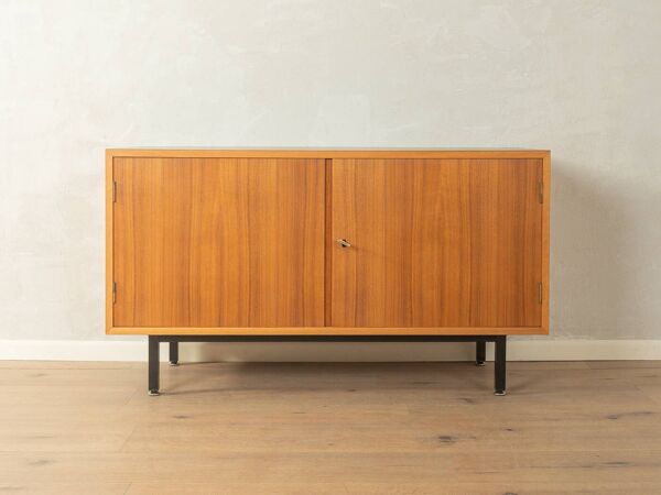 Buffet des années 1960, placage noyer, pieds en acier noir