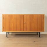 Buffet des années 1960, placage noyer, pieds en acier noir