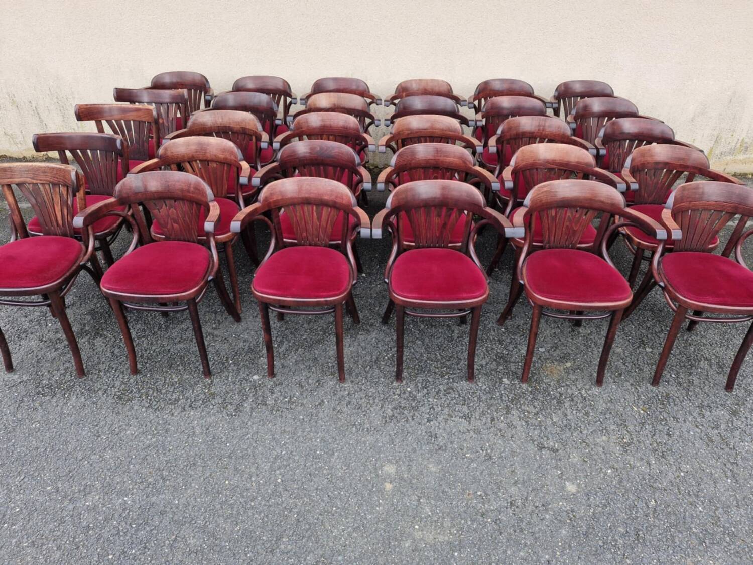 26 fauteuils et 4 chaises bistrot