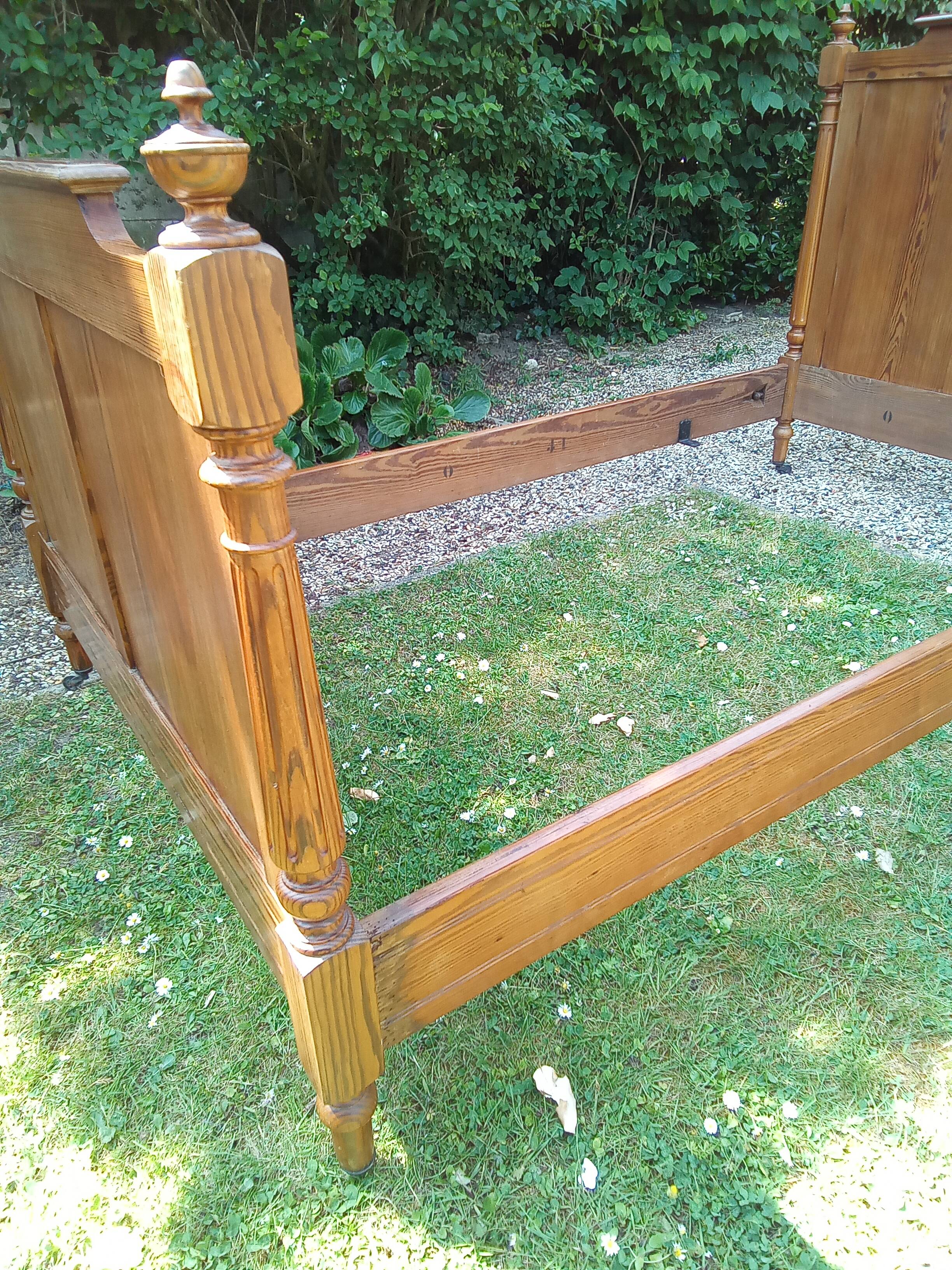 Single pitch pine bed