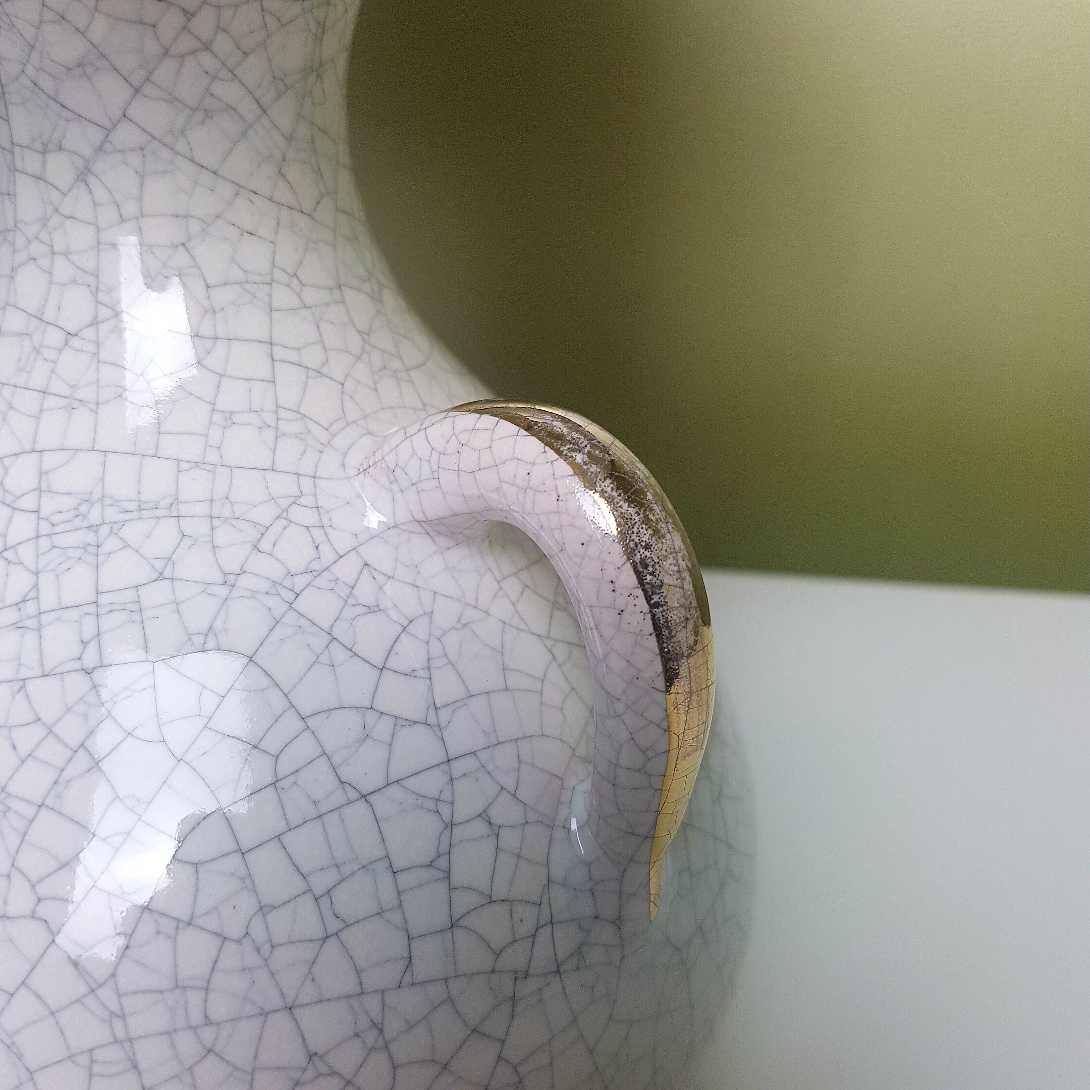Lampe en ceramique à anses en email craquelée et dorures de Accolay