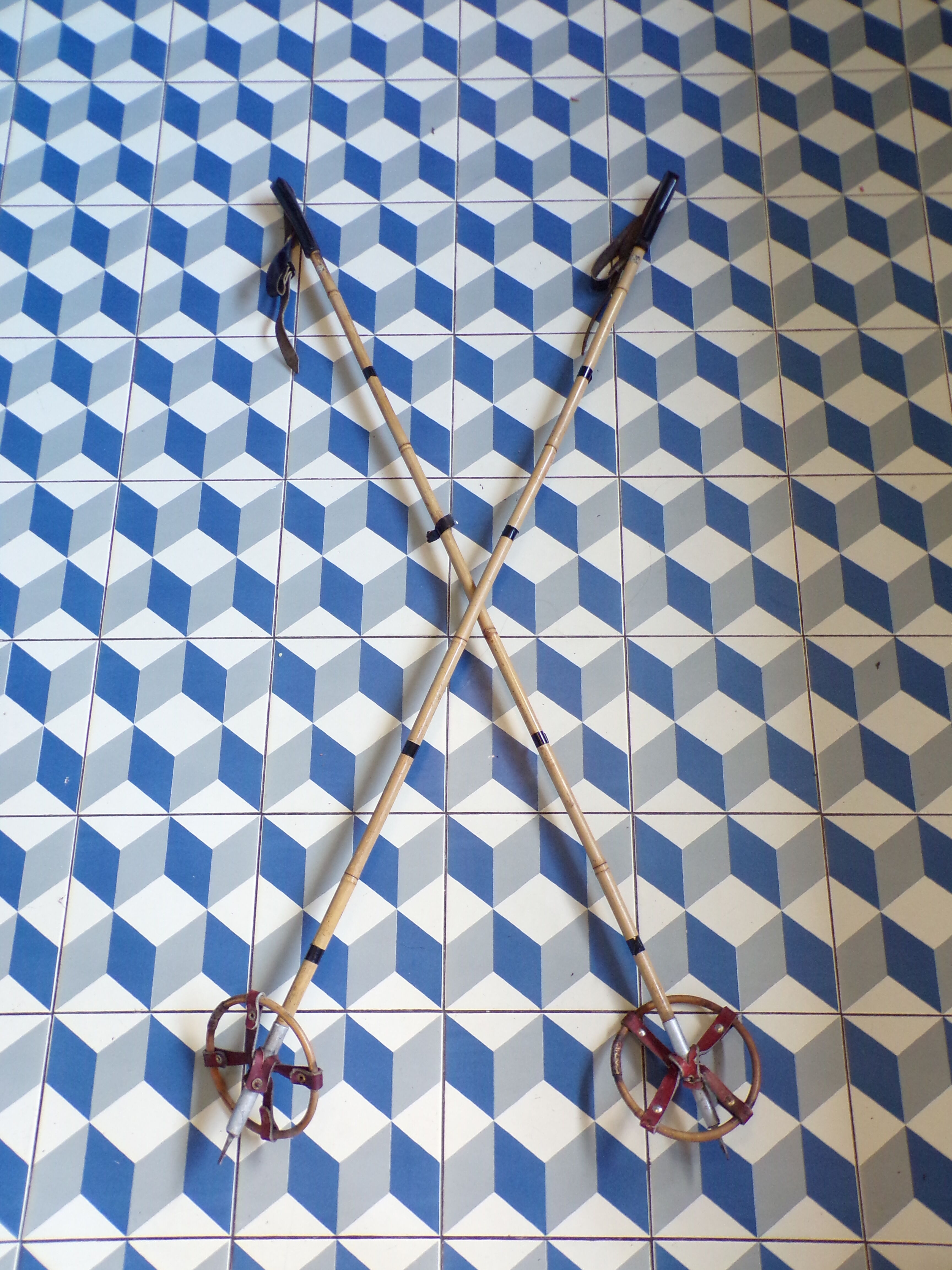 Pair of vintage ski poles in reed 125cm