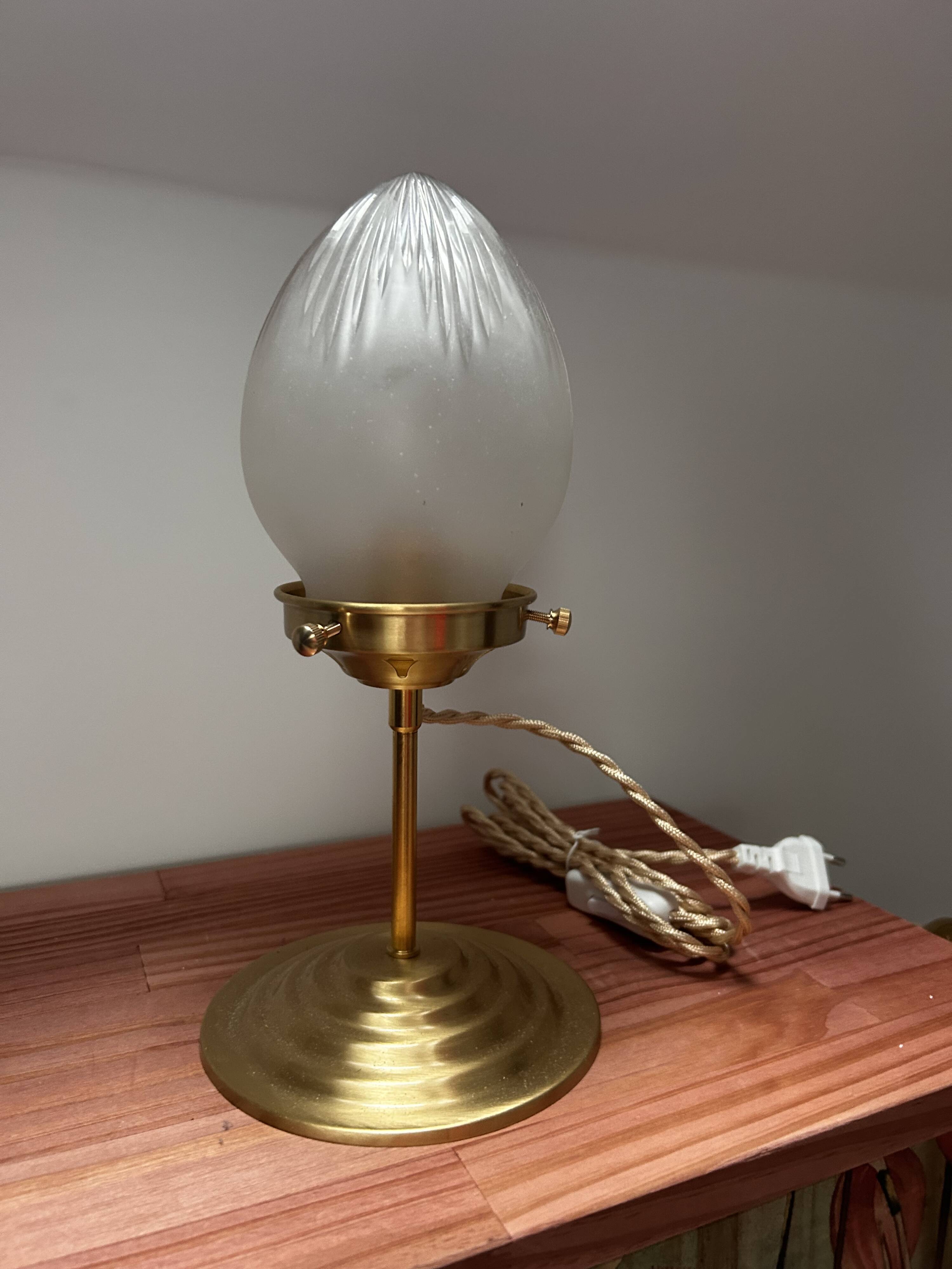Vintage globe shell table lamp