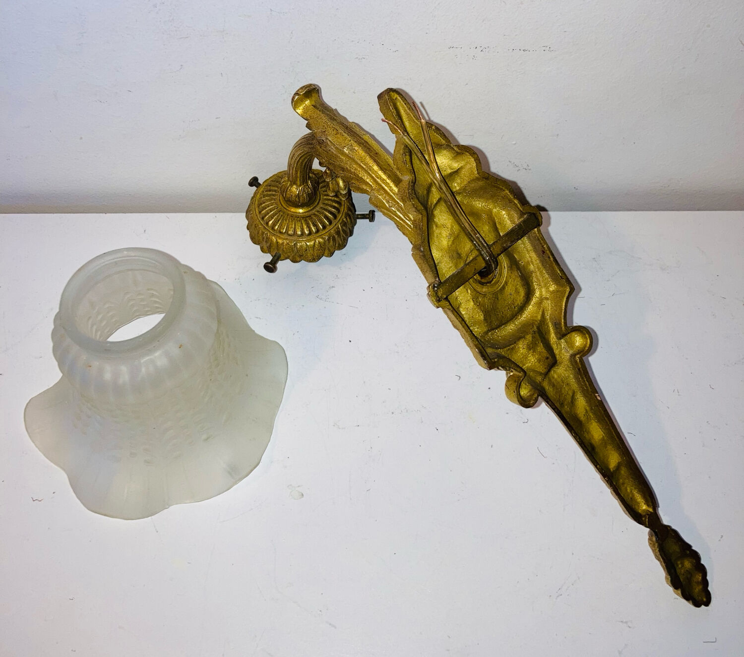 St Louis XVI wall light in solid gilded bronze + fluted glass shade