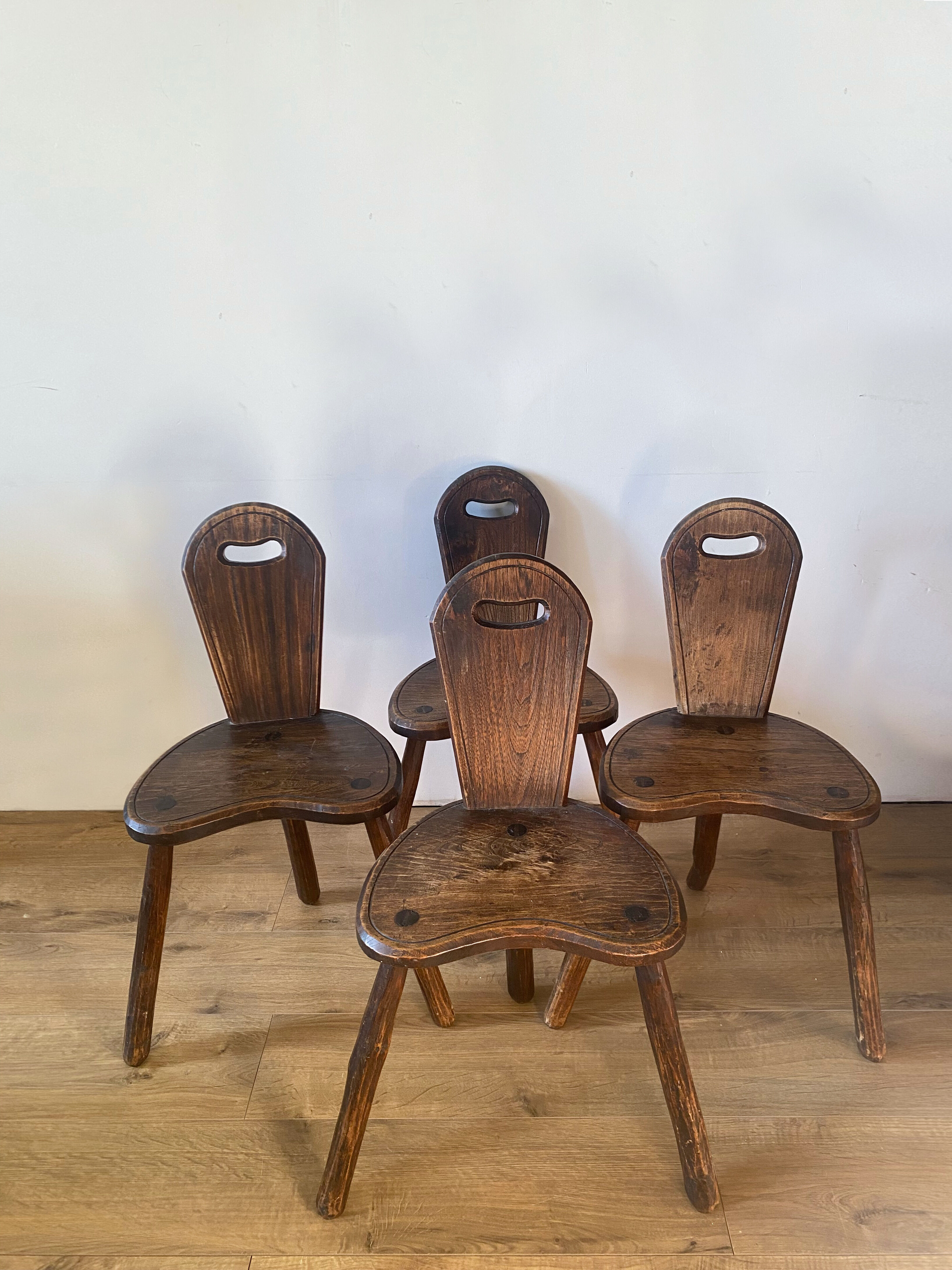 4 chaises tripode de ferme brutalistes
