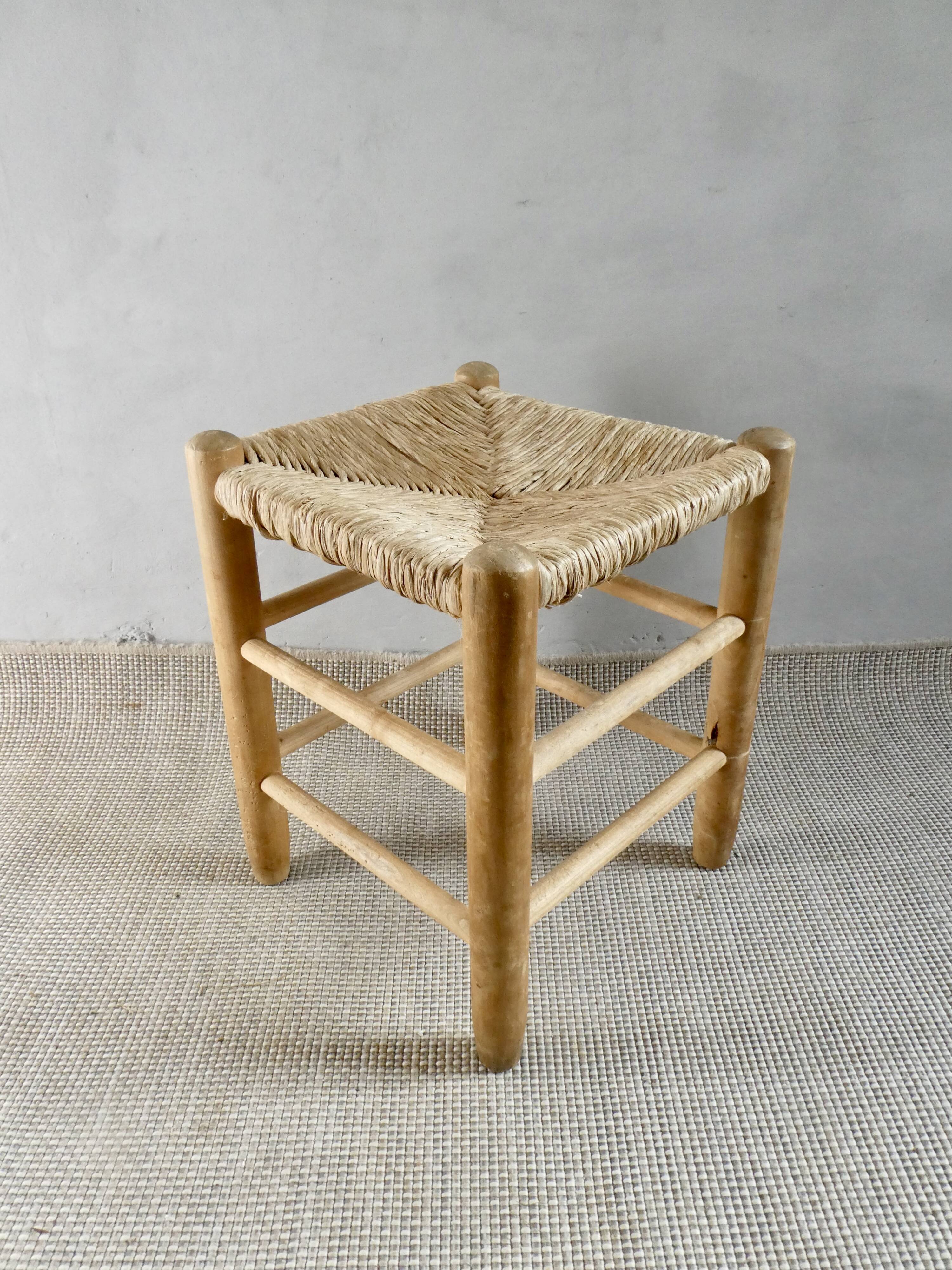 Tabouret en bois clair et assise paillée