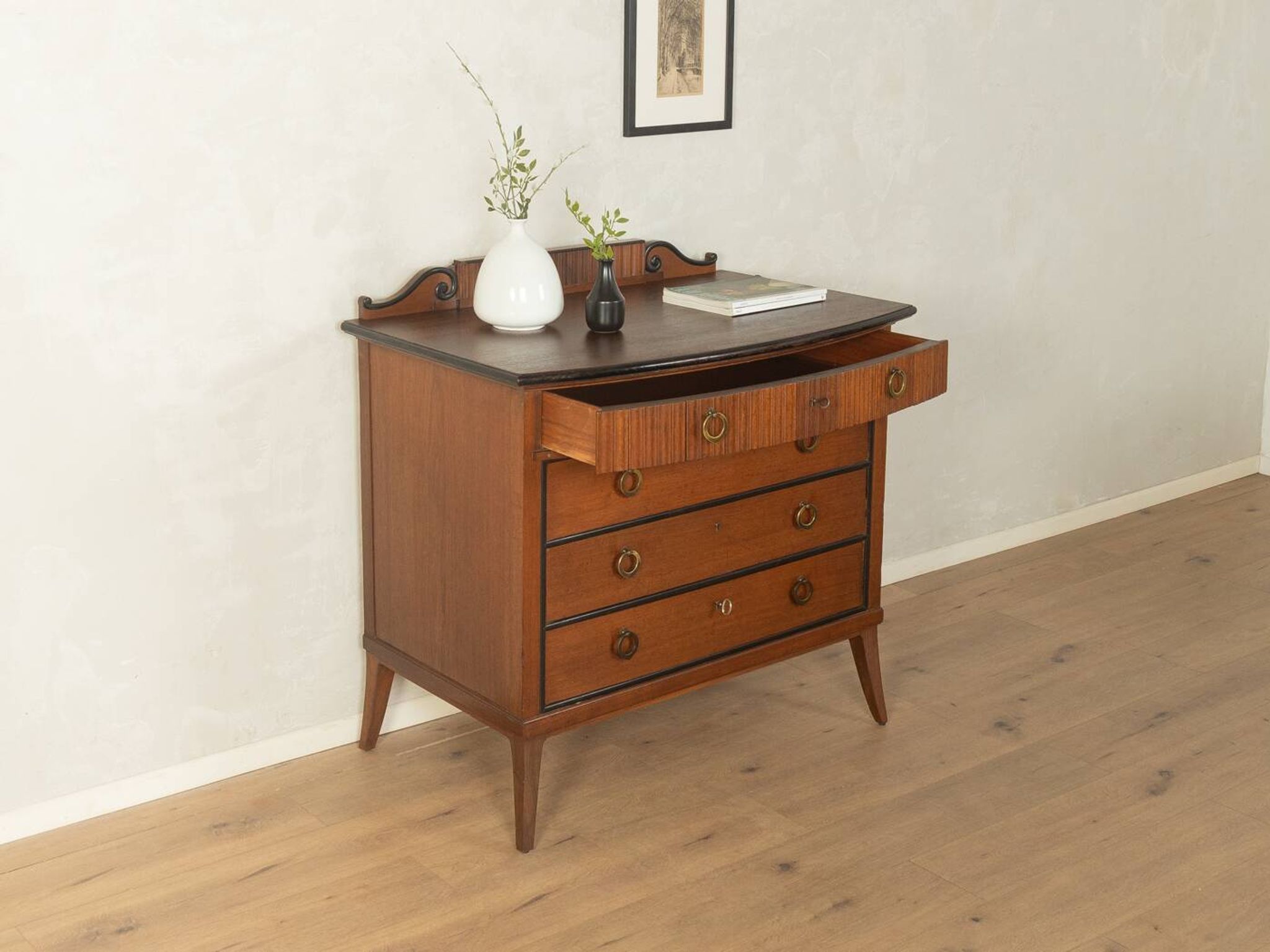 Commode classique des années 1920 en marron foncé.