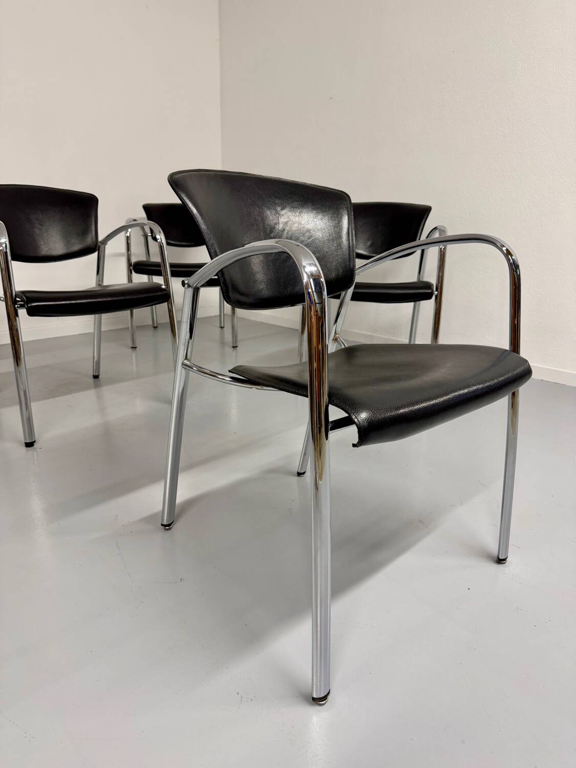 6 black leather and chrome metal chairs Brayton International vintage sa