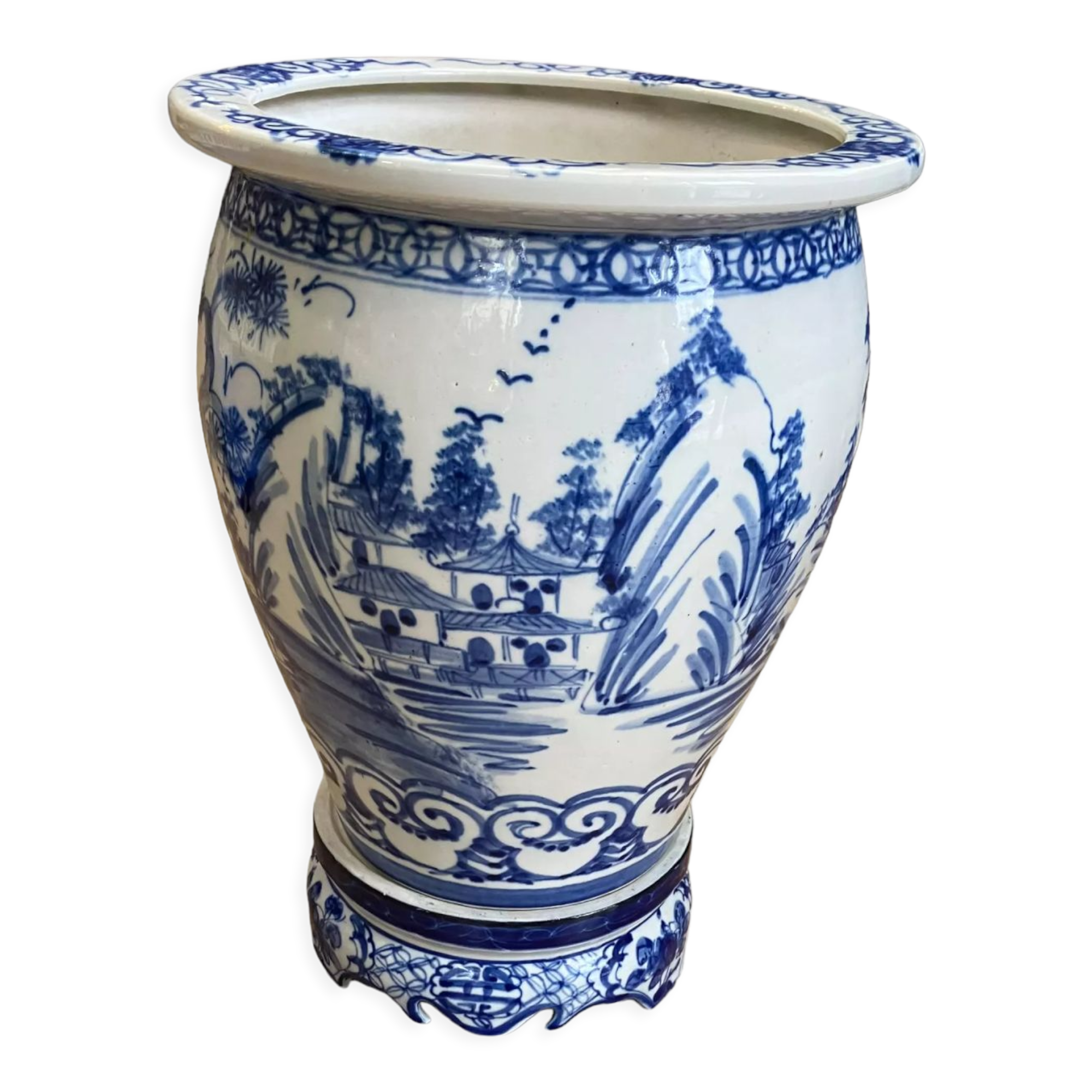 Vietnamese pot cache in white and blue porcelain