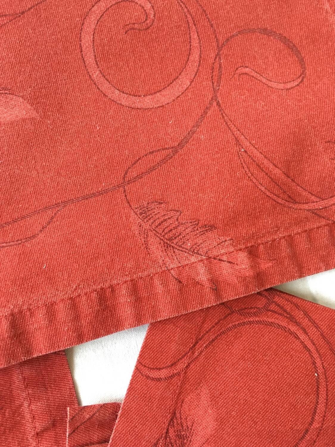 Large red tablecloth for 8 places and napkins