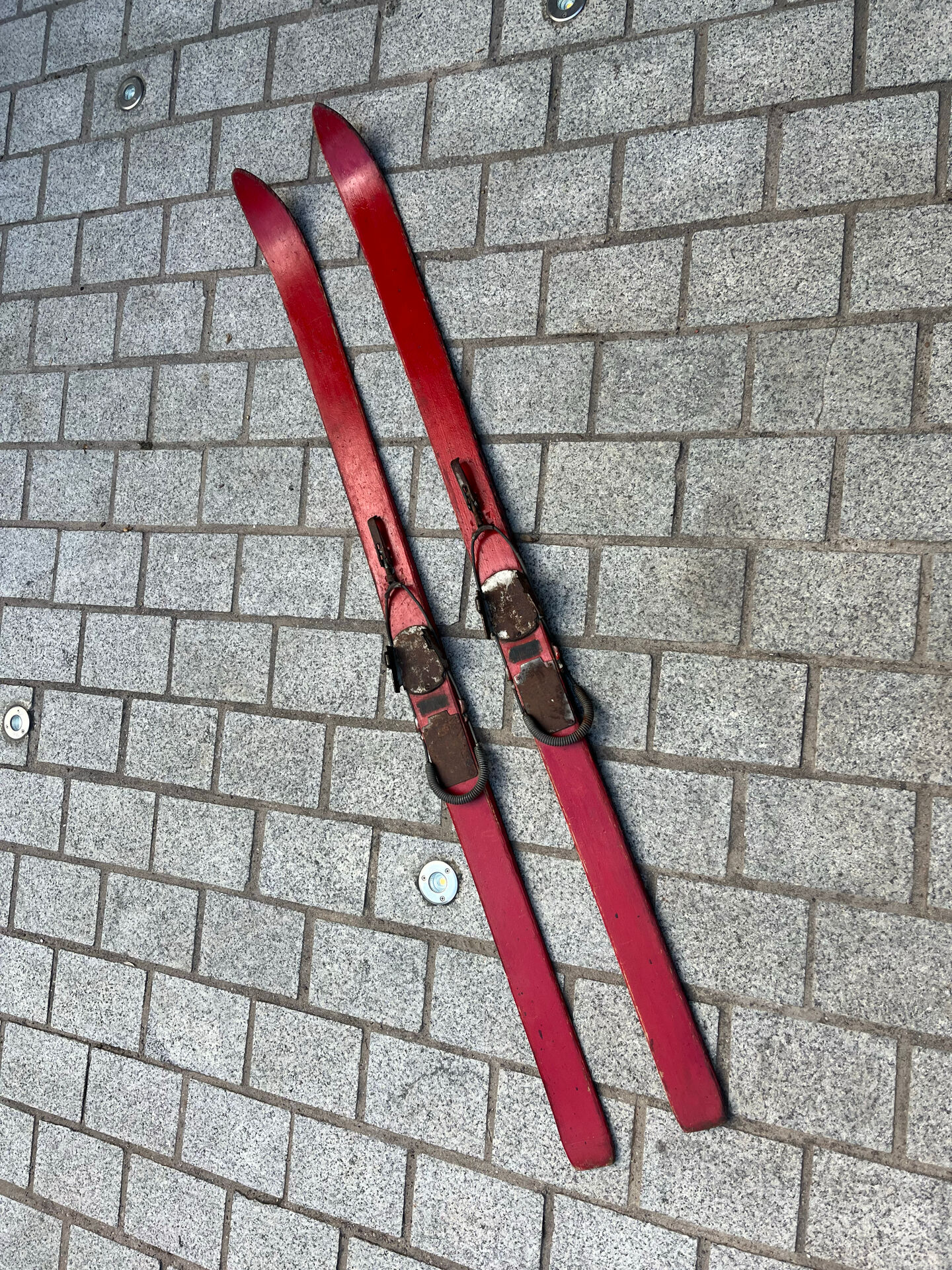 Paire de skis vintage en bois L=170cm