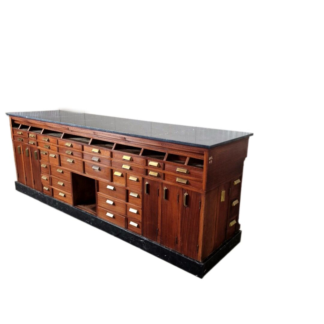 Grand comptoir de pharmacie Art Déco en acajou et marbre, 1909