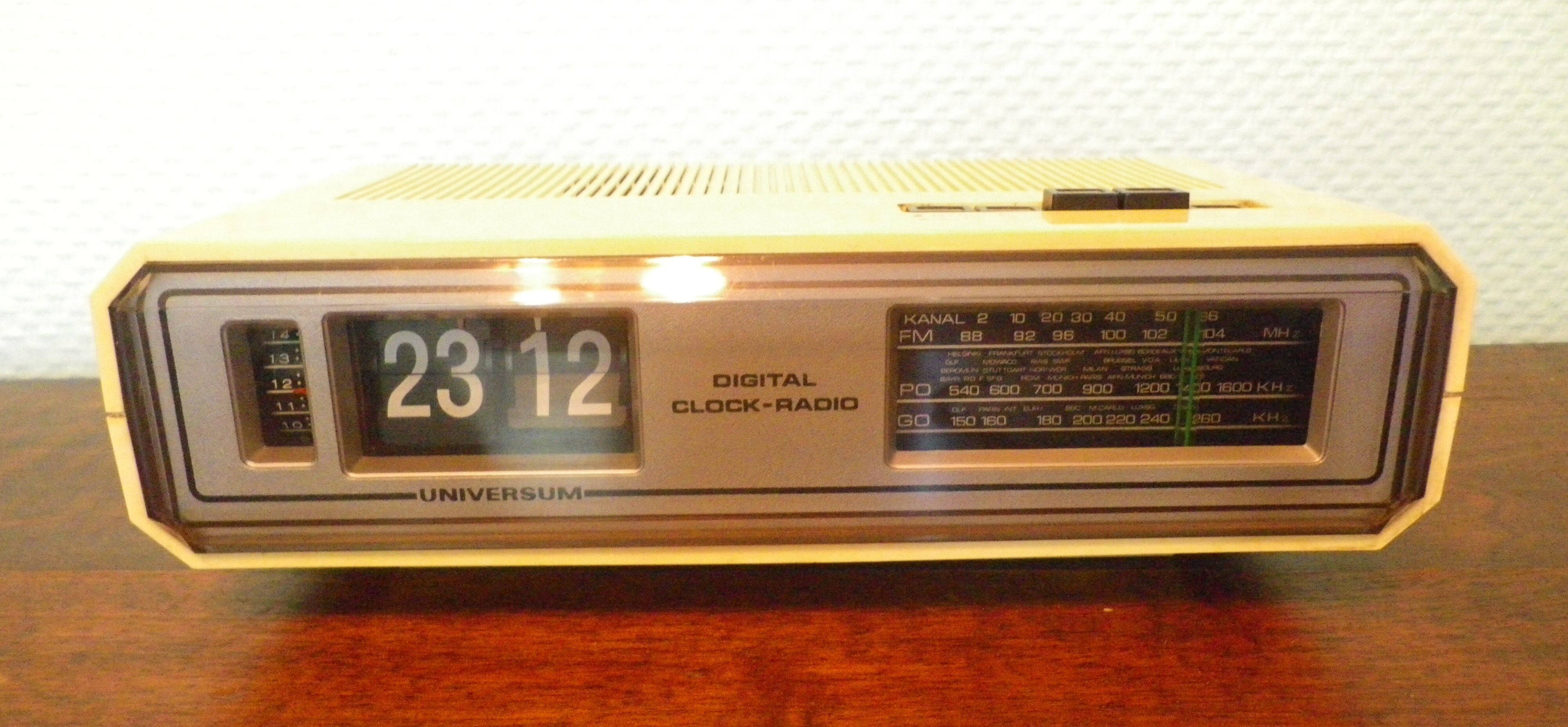 Universum Alarm Clock Radio - 70s