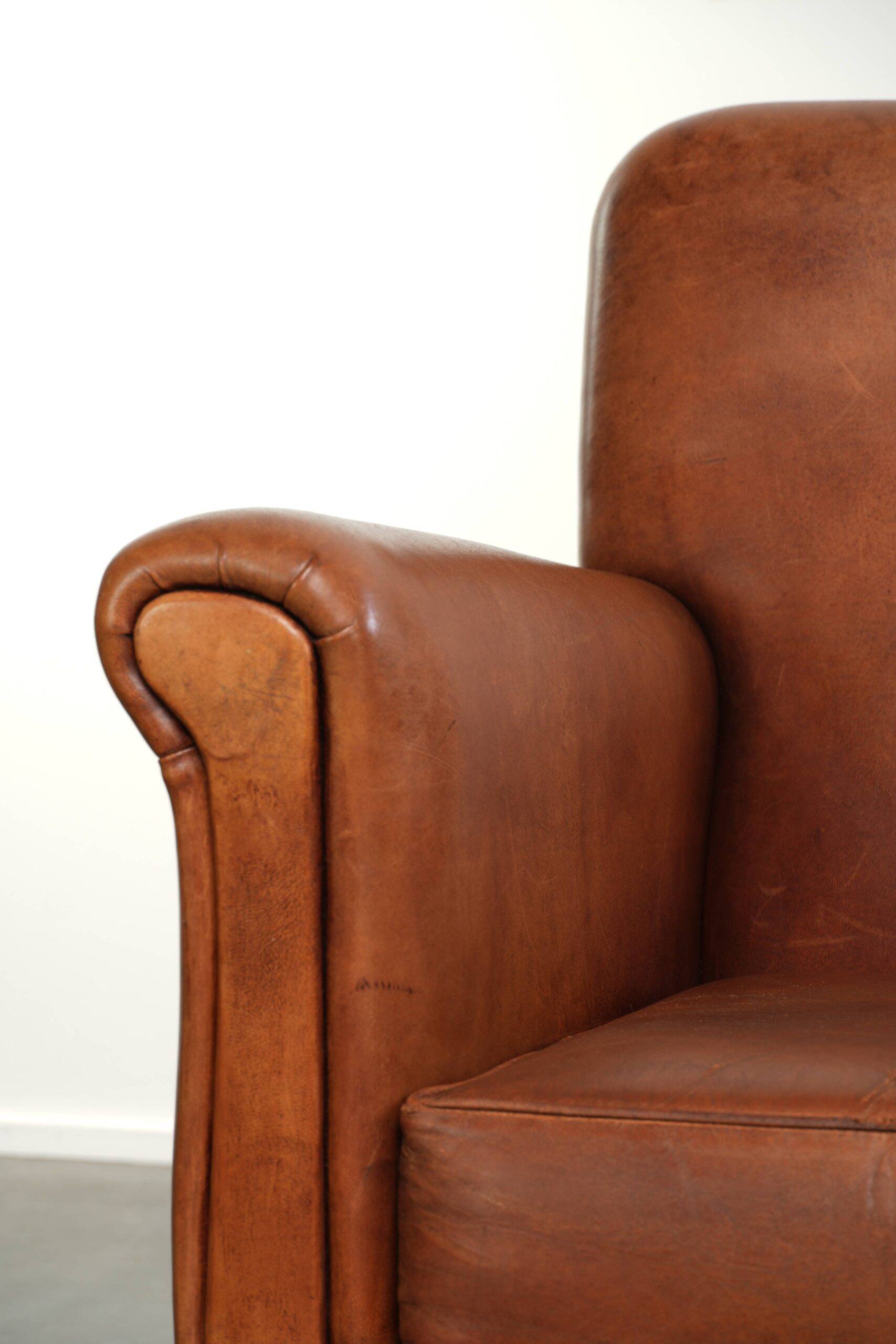 Timeless sheepskin armchair with beautiful colours and a good design