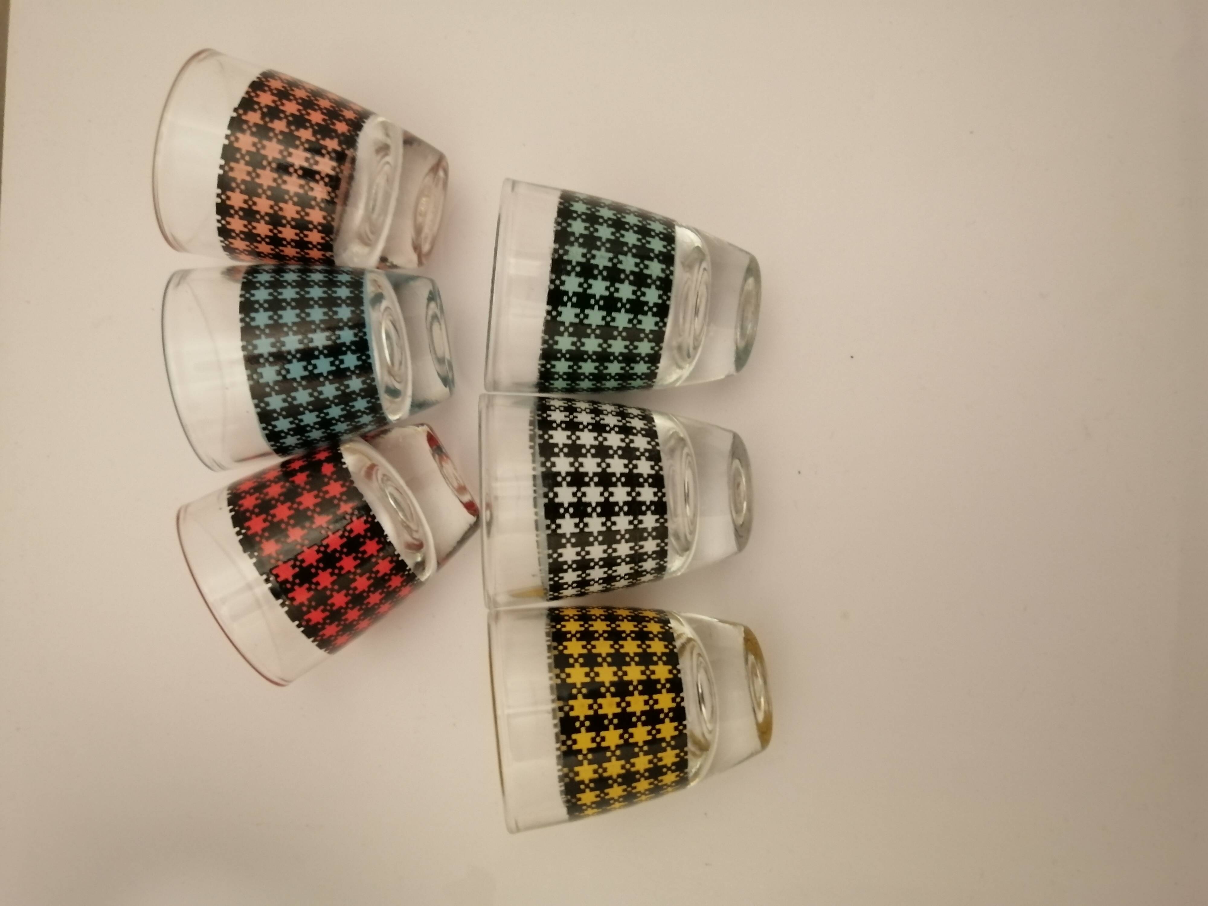 Vintage houndstooth liqueur carafe + 6 glasses